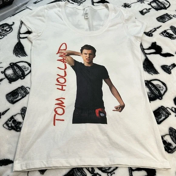 TOM HOLLAND white graphic print t-shirt π·οΈπ¦Έπ»π size medium. - Picture 3 of 4